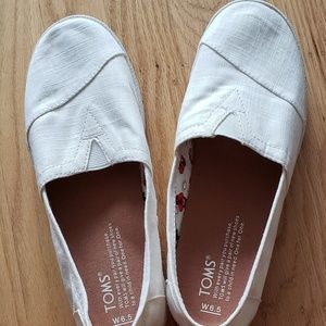 Brand new white Toms